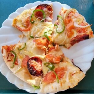 サラミとボロニアソーセージと玉ねぎのピザ